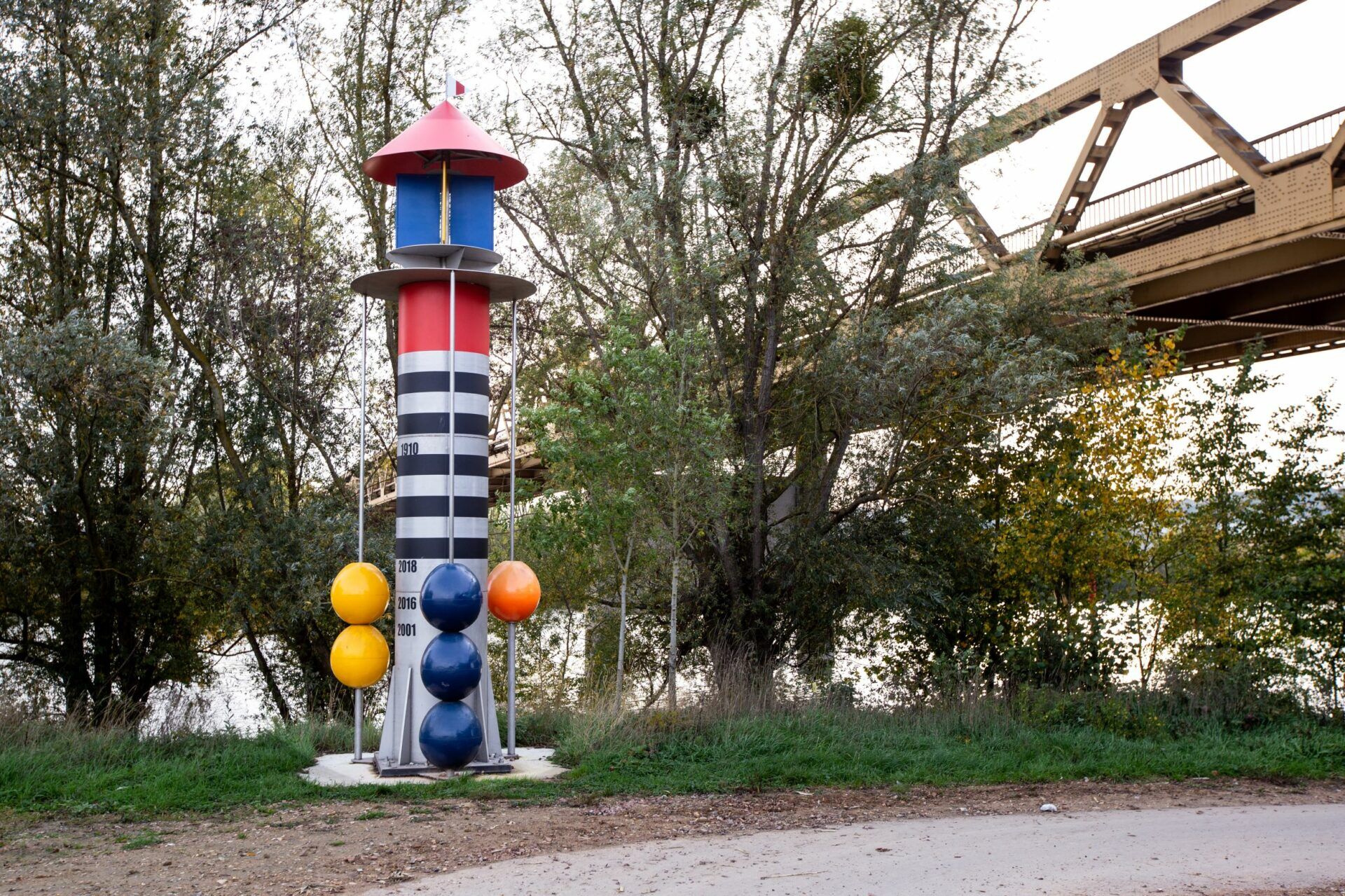 Oeuvre artistique du Boulier à crue située à Courcelles-sur-Seine (27)