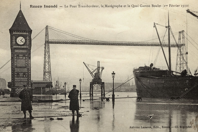 Deux hommes sur le quai Gaston Boulet le 1er février 1910 lors de l'inondation, à Rouen