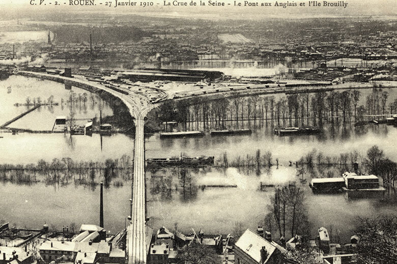 Carte postale 1910 prise en hauteur montrant une voie de chemin de fer hors d'eau. Le reste est ennoyé