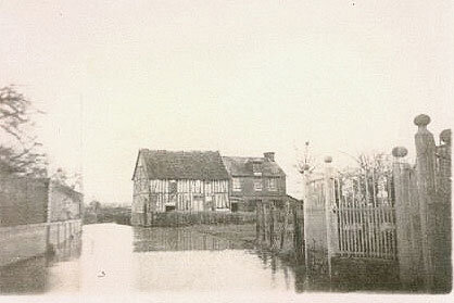 Inondations 1910 à Tourville la Rivière. Eau de la Seine sur la route