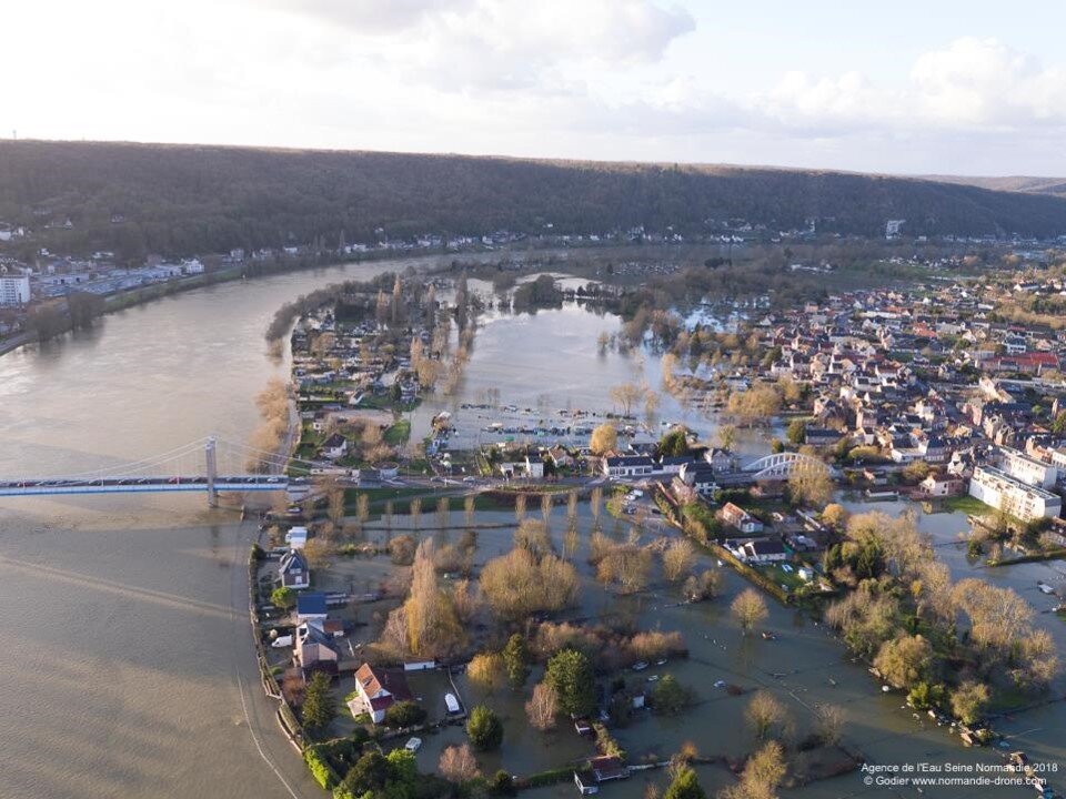 Photo aérienne prise par drône au dessus de la Seine à Elbeuf en janvier 2018 (source : AESN)