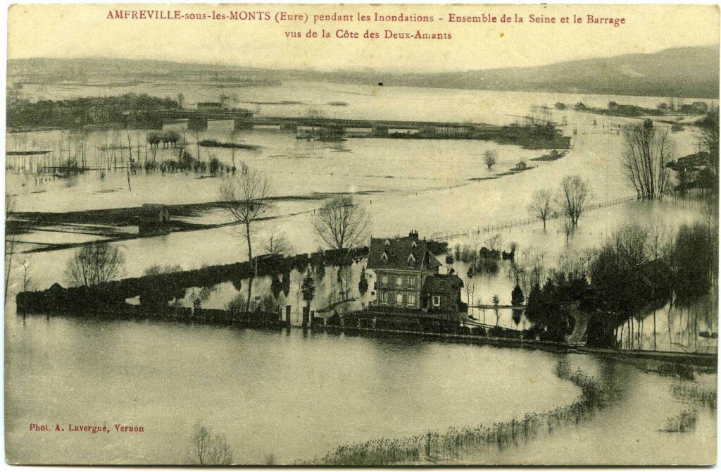 Carte postale 1910. Amfreville sous les Monts (27). Source : collection Archives Départementales 27. Ensemble de la Seine et barrage vue de la côte des deux amants
