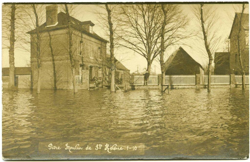 Carte postale 1910. Pîtres, Moulin de Saint Hélène, inondé en janvier 1910. Source : Collection Archives Départementales 27