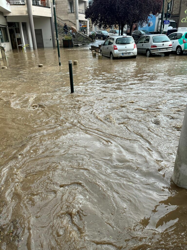 Eaux de ruissellement envahissant une place à BOIS-GUILLAUME
