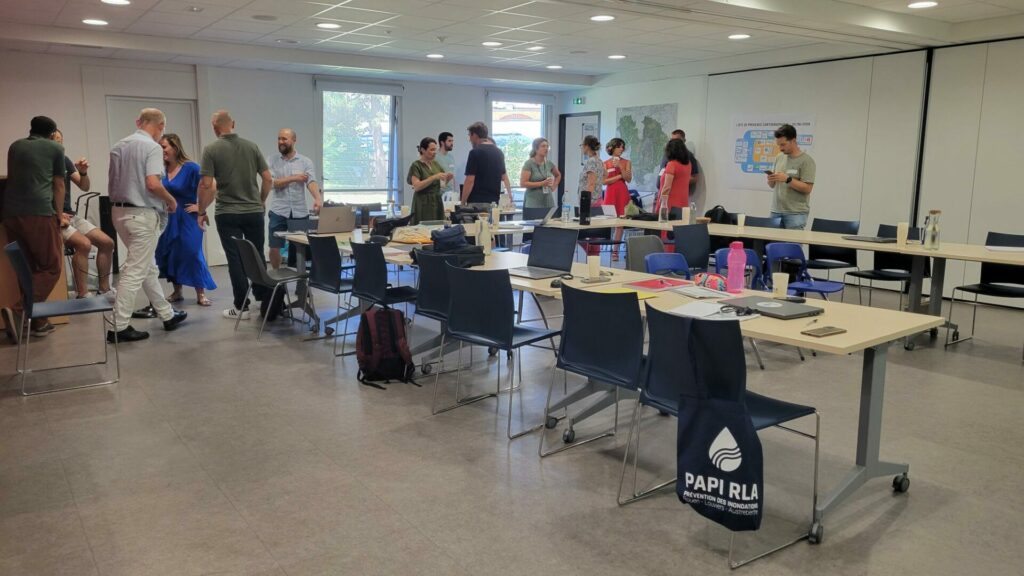 Participants à la réunion réunis autour d'un café/thé/boisson fraiche avant le démarrage de la réunion