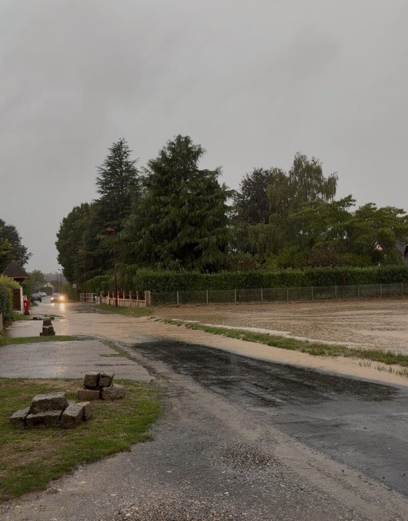Ruissellements issus d'un champ à l'origine de l'inondation de la route à Bois d'Ennebourg lors de l'orage du 28/08/2026