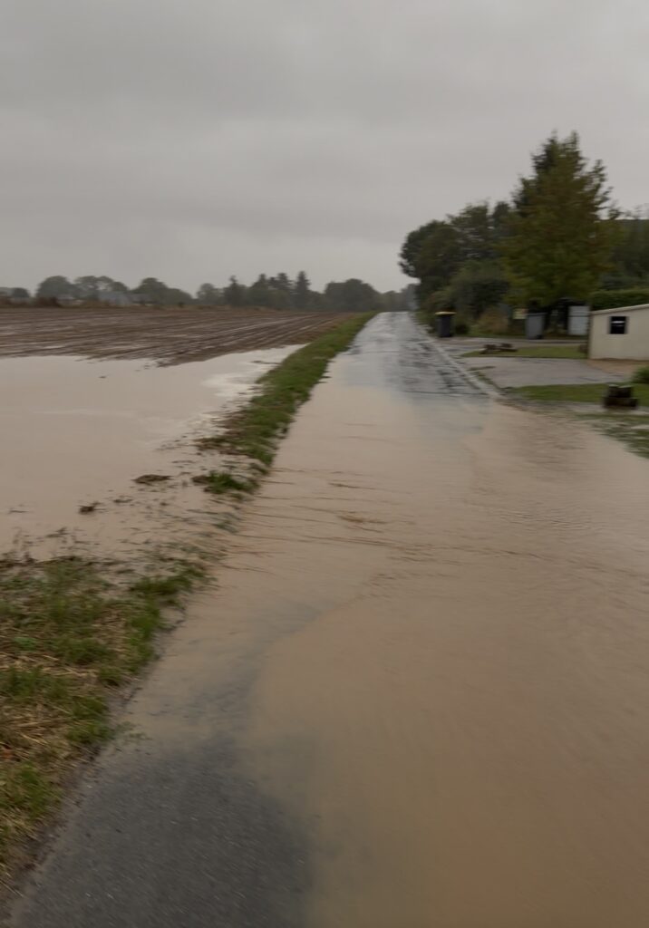 Ruissellements issus d'un champ inondant la route à Bois d'Ennebourg lors de l'orage du 28/08/2026