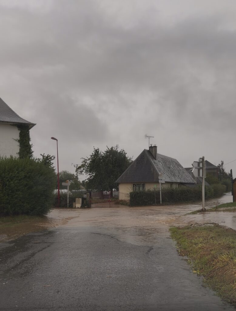Ruissellements issus d'un champ inondant la route devant une maison à Bois d'Ennebourg lors de l'orage du 28/08/2026